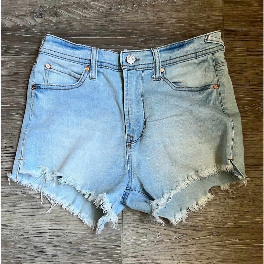 Celebrity Pink Light Wash Denim Cutoff Shorts size 7/28